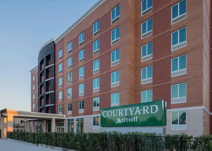 Courtyard By Marriott New York Queens/Fresh Meadows