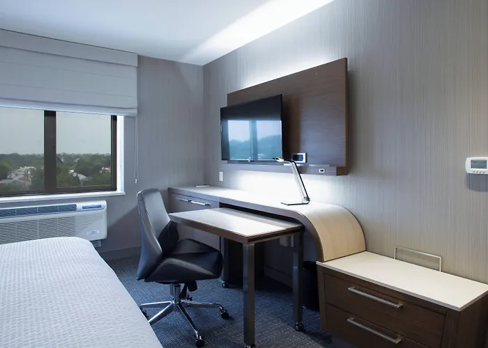 Courtyard By Marriott New York Queens/Fresh Meadows
